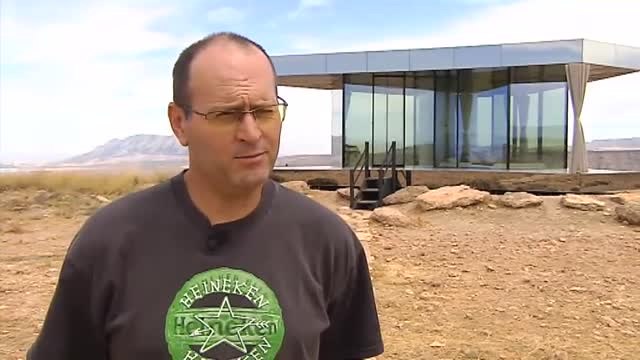 Ya se puede vivir en el desierto con una casa de vidrio sostenible
