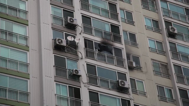 아파트 화재로 17명 이송... 실외기 과열 추정 / YTN