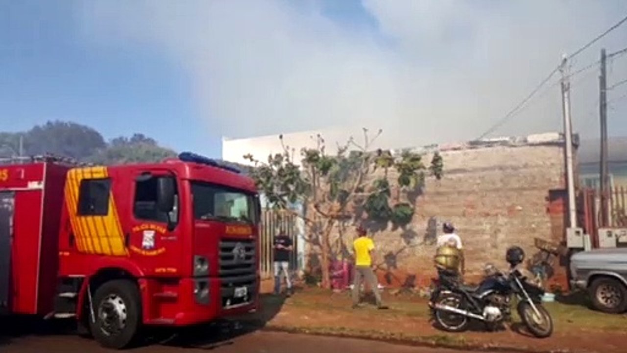 Após filho colocar fogo na própria casa, mãe chama a PM para protegê-lo de linchamento