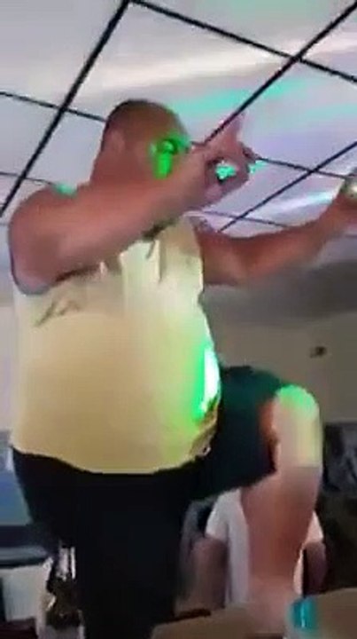 Cet homme ivre a causé un chaos dans le bar