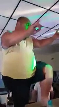 Cet homme ivre a causé un chaos dans le bar