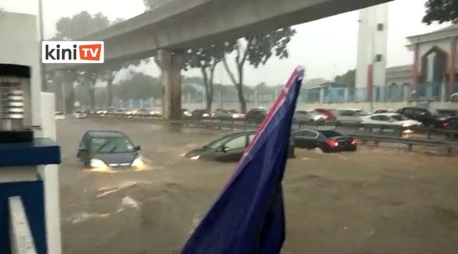 Kereta dibawa arus deras akibat hujan lebat