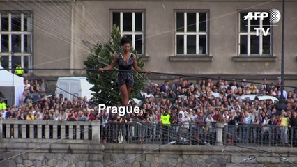 Une funambule française traverse une rivière de Prague dans les airs