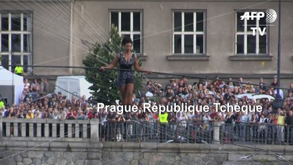 Une funambule française traverse une rivière de Prague dans les airs