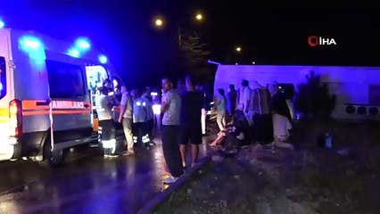 Isparta’da nişandan dönenleri taşıyan midibüs yan yattı: 8 yaralı