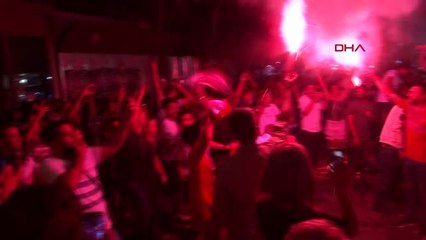 LİVERPOOL TARAFTARININ TAKSİM'DE KUPA KUTLAMASI