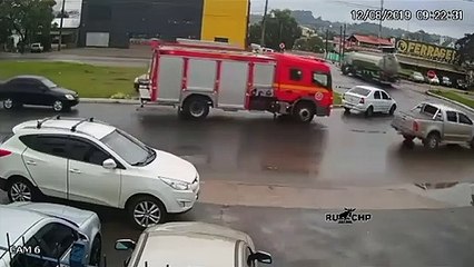 Скачать видео: Cette voiture a pris feu au moment même où les pompiers sont passés par là par hasard