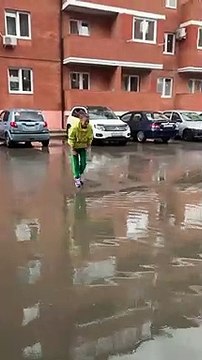 Elle préfère marcher sur les mains pour garder les pieds secs