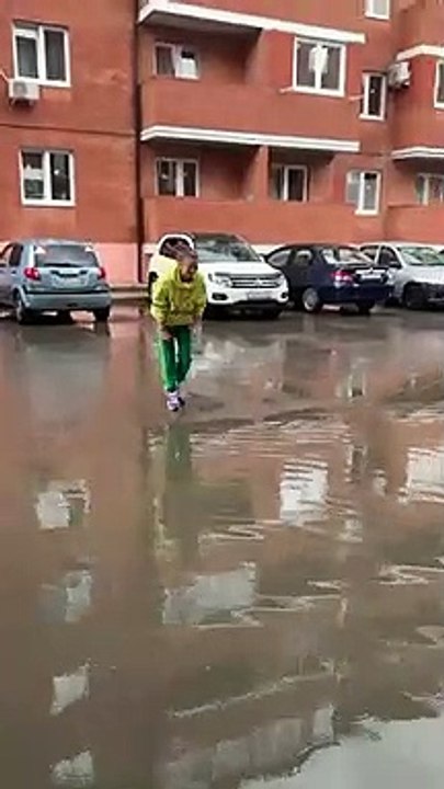 Elle préfère marcher sur les mains pour garder les pieds secs