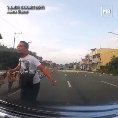 Isang lalaki ang tumakbo nang mabilis patungo sa kotse