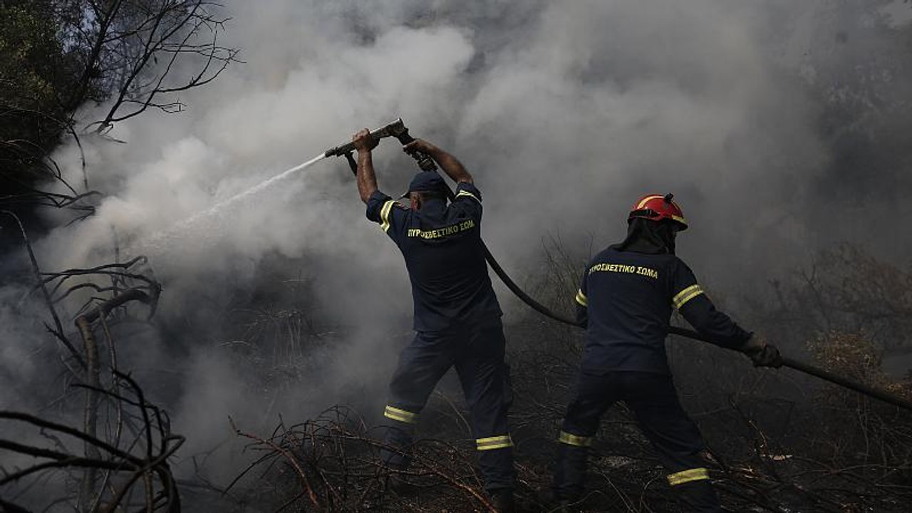 Φωτιά στην Εύβοια: Μάχη πυροσβεστών με τις αναζ...