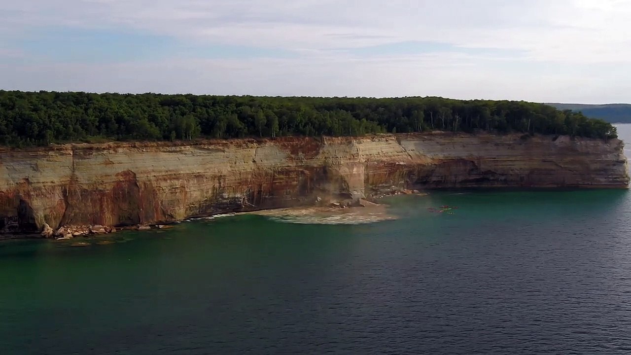Ces canoé kayaks échappent à l'effondrement d'une falaise !