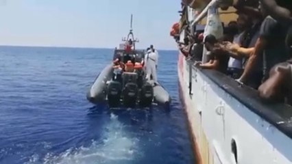 El barco Open Arms ya está en aguas italianas