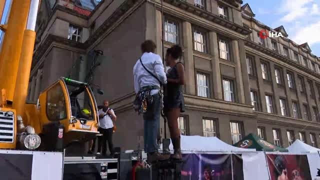 - Fransız Cambazdan 35 Metre Yükseklikte Nefes Kesen Yürüyüş- Tehlikeli Yürüyüş 40 Dakika Sürdü