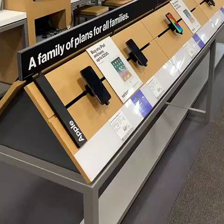 Apple store : il change les fonds d'écrans des iphones avec ses selfies droles !