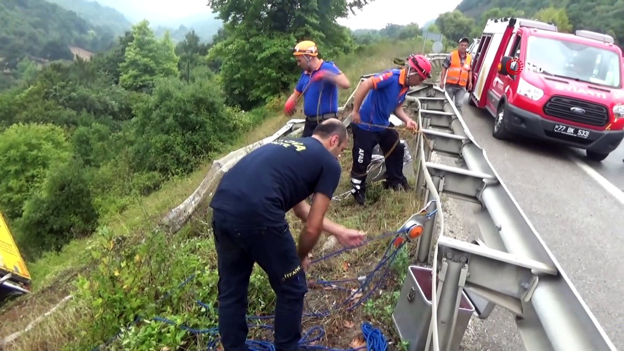 Tır 15 metreden aşağı uçtu, AFAD ekipleri yaralı sürücüyü uçuruma kurduğu ipli iniş sistemi ile kurtardı