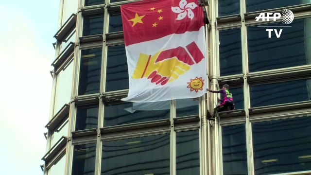 Le «Spiderman» français Alain Robert escalade un gratte-ciel de Hong Kong avant d’y déployer une «banderole de la paix»