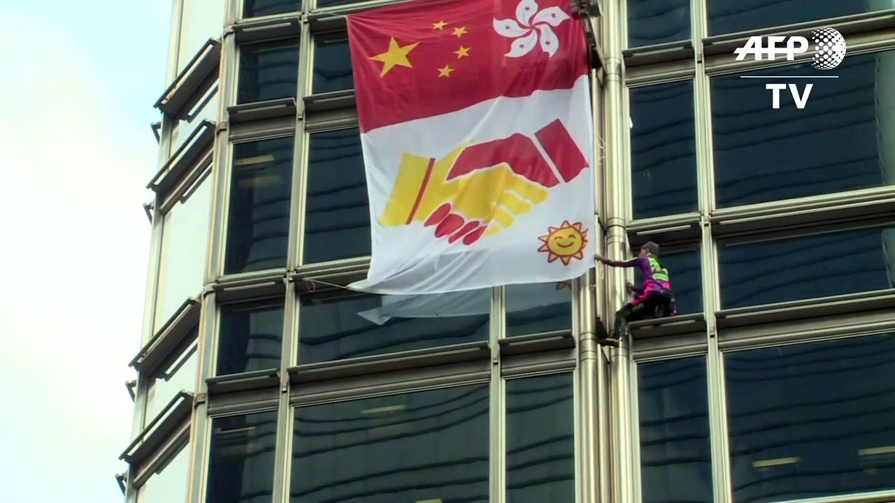 Le «Spiderman» français Alain Robert escalade un gratte-ciel de Hong Kong avant d’y déployer une «banderole de la paix»