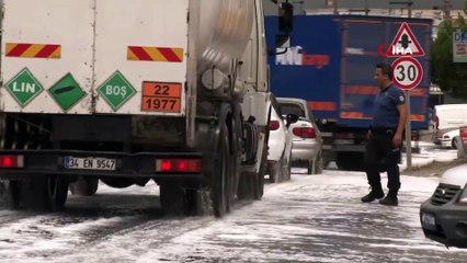 Yola Dökülen Sabun Yağmur Yağınca Köpürdü