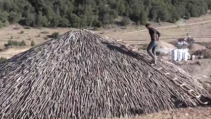 Ekmeklerini mangal kömüründen çıkarıyorlar