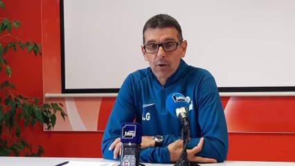 Jean-Louis Garcia, l'entraîneur de l'AS Nancy Lorraine,  présente la recrue Gregoire Lefebvre