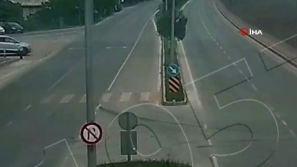 Motosikletiyle aniden dönen araca böyle çarptı