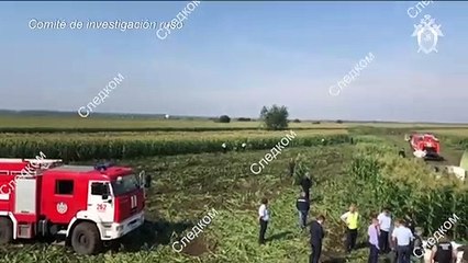 Avión de línea ruso efectúa aterrizaje de emergencia en un campo de maíz