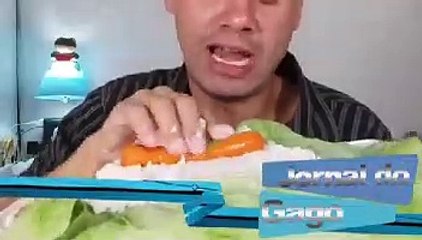 Sousense usa o próprio pai, cria o 'Jornal do Gago' e vídeo viraliza nas redes sociais