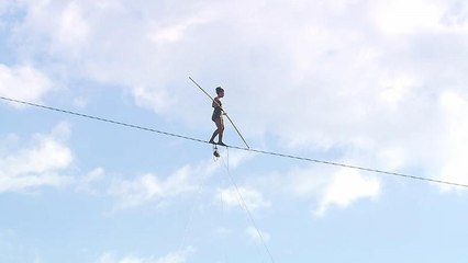 Fransız cambaz Prag semalarında 350 metrelik ipin üzerinde yürüdü