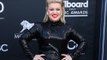 Kelly Clarkson doesn't want to 'suck' on show