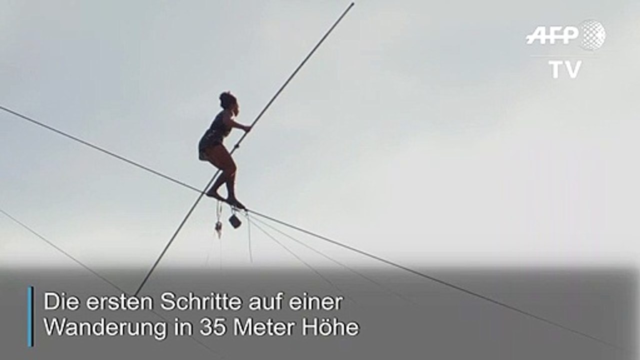 Auf dem Hochseil über die Moldau