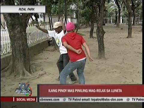 Pinoys relax in Luneta during Holy Week