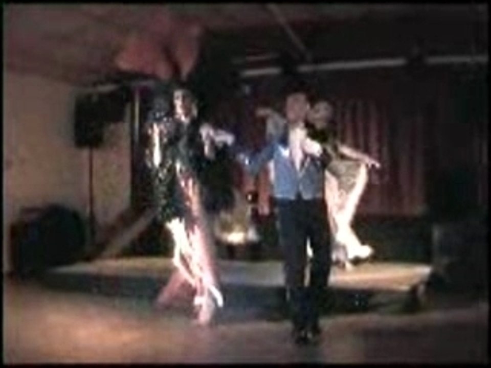 Transformiste dolly show viva paradis avec danseuses