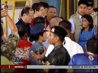 Aquino hands relief goods in Iligan