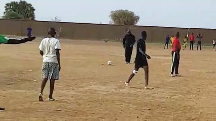 Le match de football spectaculaire de  Farba Ngom avec ses amis d’enfance