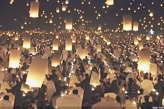 Sky lantern spectacle: 15,000 fly in Iloilo