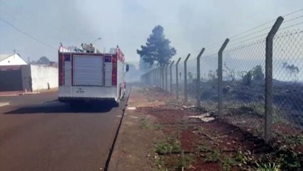Área de vegetação é tomada por fogo na Rua Krahos