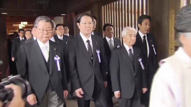 日 여야 극우 의원들, 야스쿠니 신사 집단 참배 / YTN