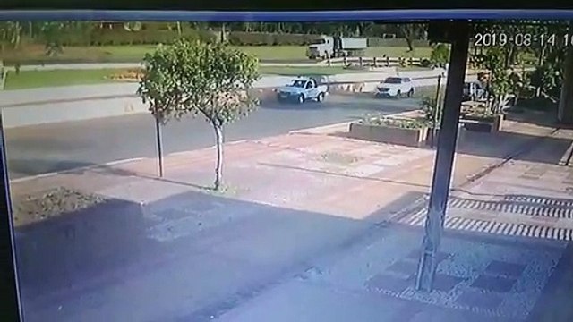 Céu Azul: Pneus se soltam de caminhão e por pouco não atingem pedestres e veículos; veja vídeo