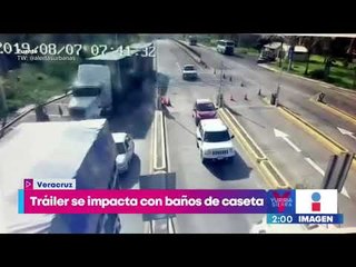 Tráiler se impacta con los baños de la caseta de Plan del Río, en la autopista Veracruz-Xalapa