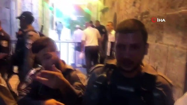 - İsrail askerleri ile Filistinliler arasında yaşanan çatışmada 1 kişi öldü- Filistinliler akşam namazını Mescid-i Aksa'nın çevresinde kıldı