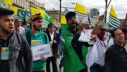 Thousands of pakistanis protest in Britain for Kashmir
