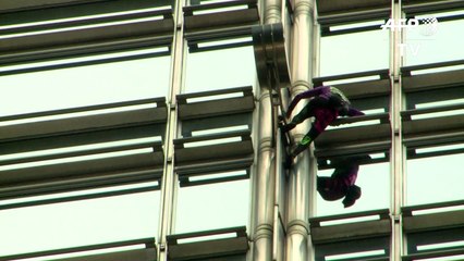 "Spiderman" francés despliega bandera por la paz en rascacielos de Hong Kong