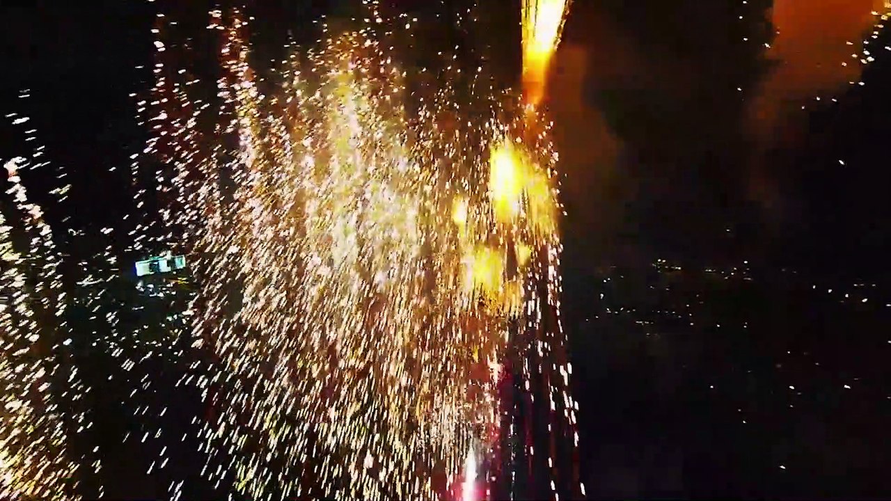 Un drone filme des feux d’artifices de près, les images sont époustouflantes