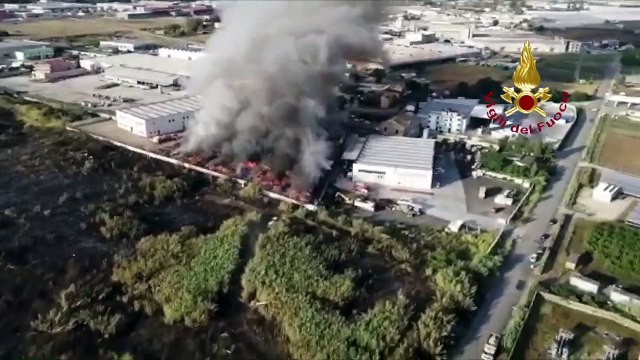 Battipaglia (SA) - Brucia azienda di riciclo rifiuti plastici (16.08.19)
