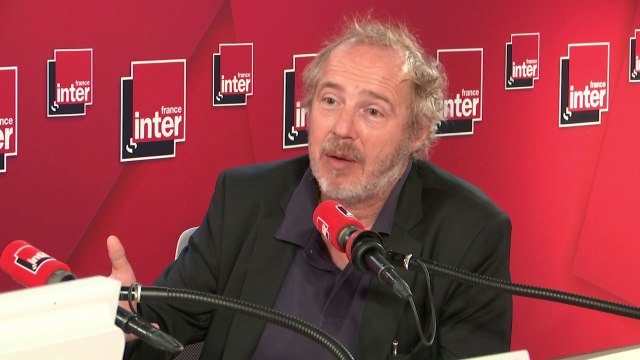 Arnaud Desplechin sur son dernier film, Roubaix, une lumière , tourné dans un commissariat : Pendant le tournage, tous les flics étaient là, ils nous disaient 'on fait pas comme ça' et on s’adaptait en fonction