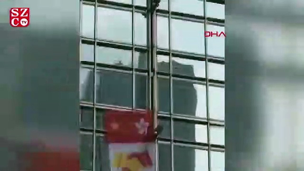 Fransız tırmanıcı barış için gökdelene tırmandı