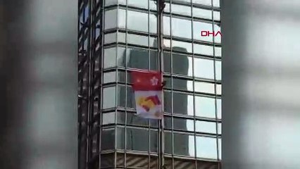 Fransız tırmanıcı barış için gökdelene tırmandı