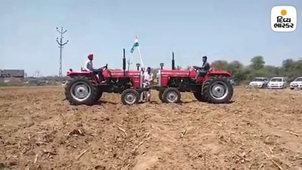 ‘મા તુજે સલામ’ સોંગ પર બે ટ્રેક્ટર્સે કંઇક આ રીતે આપી રાષ્ટ્રધ્વજને સલામી