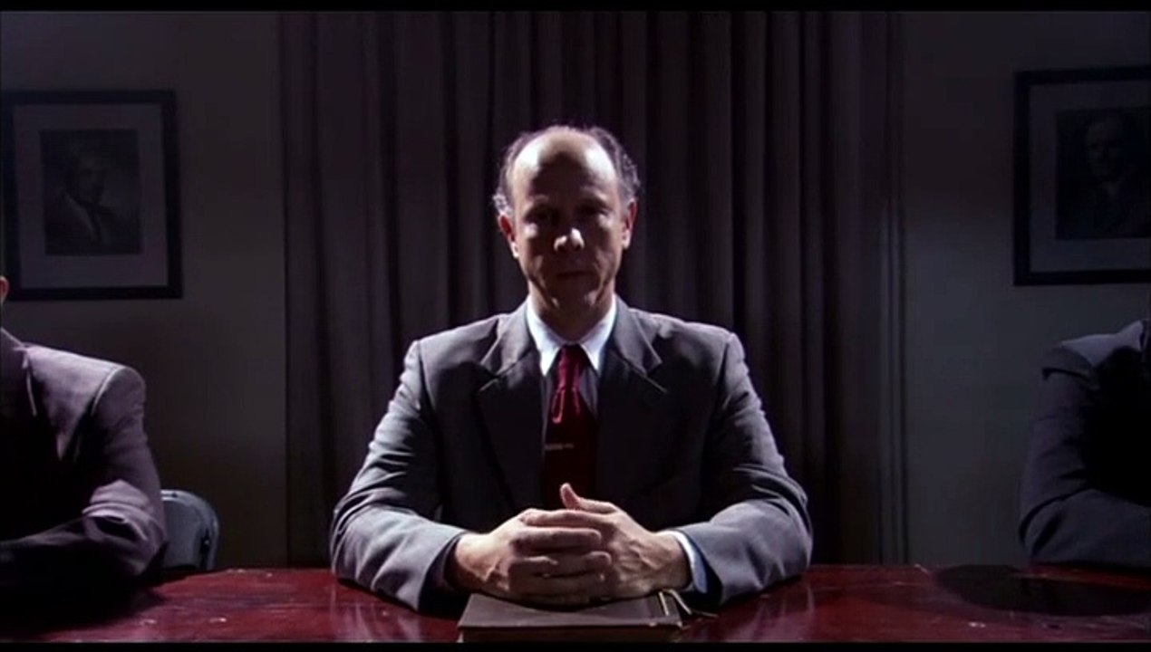 Kirchengerichtsszene aus 'Latter Days'